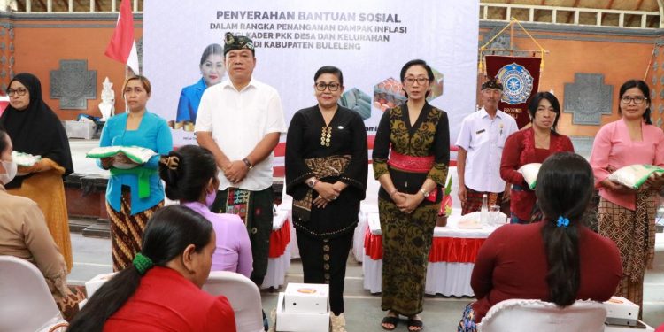 Dalam Rangka Penanganan  Dampak Inflasi, Ketua Tim Penggerak PKK Bali Serahkan Bantuan Sosial Di Buleleng