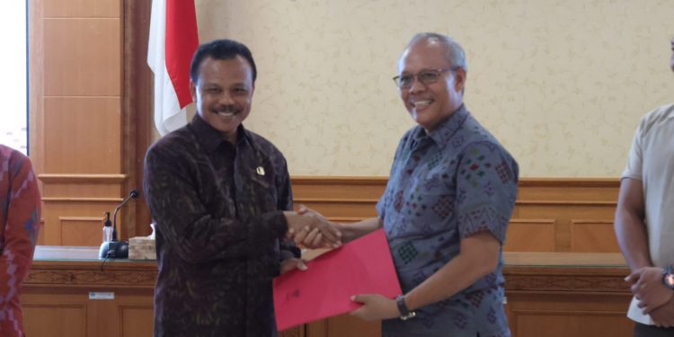 Pemprov Bali Serahkan Piagam Penghargaan Kepada 60 Lembaga Pendukung KTT G20