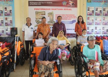 Peringati HUT KORPRI ke 51, Sekda Bali Serahkan 51 Kursi Roda ke Yayasan Bunga Bali