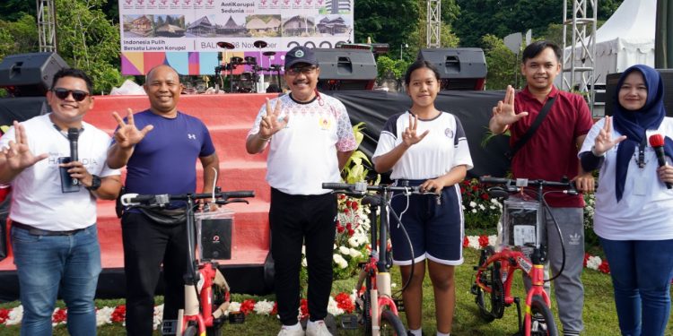 Ikuti Senam Integritas, Wagub Cok Ace Sampaikan Pesan Anti Korupsi