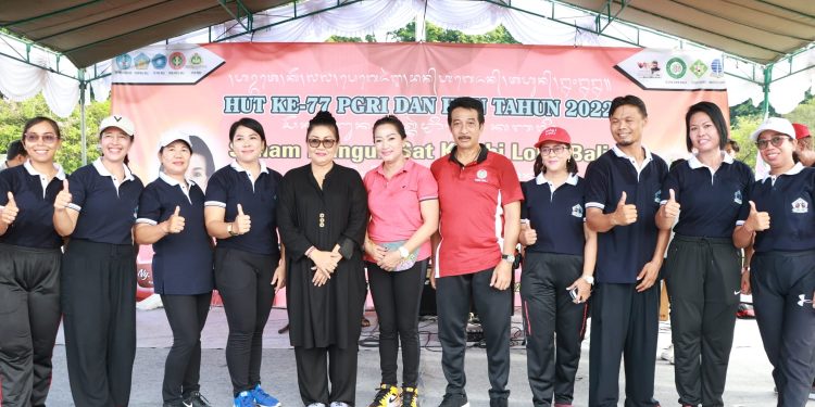 Ny. Putri Koster  Buka Senam ‘Nangun Sat Kerthi Loka Bali ‘ Serangkaian HUT ke-77 PGRI