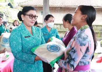 Ketua TP PKK  Bali Gelar Acara “Aksi Sosial Menyapa dan Berbagi” di Kabupaten Karangasem