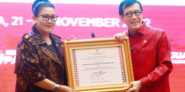 Menparekraf Apresiasi Perjuangan Gubernur Koster & Ny. Putri Koster Kenalkan Endek Bali di KTT G20