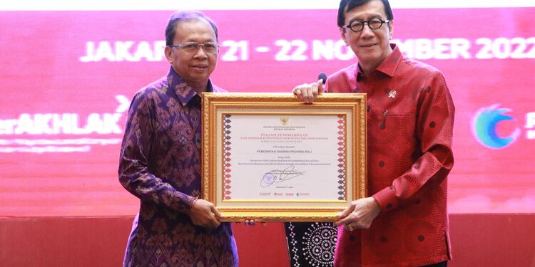 Memacu Pertumbuhan Kreativitas & Inovasi Kekayaan Intelektual, Gubernur Koster & Ny. Putri Koster Terima Penghargaan Tingkat Nasional