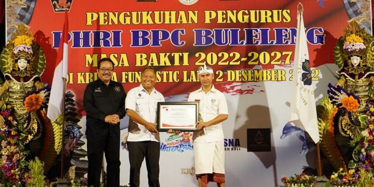 Wagub Cok Ace Lantik Pengurus PHRI BPC Buleleng Masa Bhakti 2022-2027