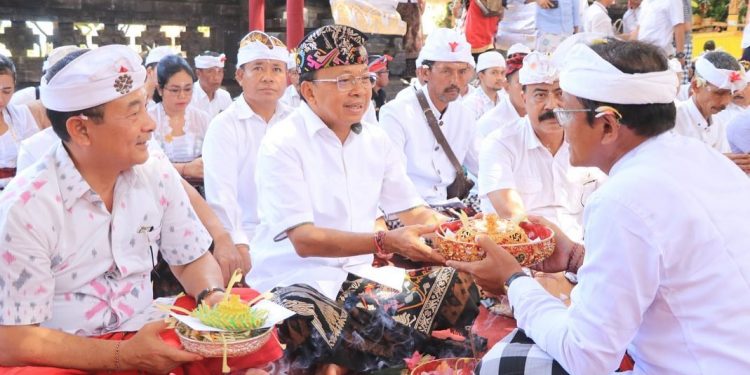 Gubernur Koster Haturkan Sembah Bhakti  di Pura Puseh Desa Adat Datah