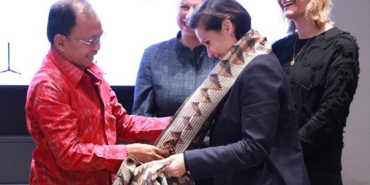 Gubernur Koster Kunjungi Manajemen Rumah Mode Christian Dior