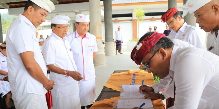 Gubernur Koster Hadiri Penandatanganan MoU 4 Kabupaten Penyangga Kawasan Suci Besakih