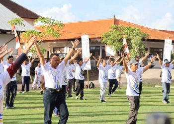 Sekda Dewa Indra Senam Bersama Pegawai Pemprov Untuk Peringati Hari Bhakti Pekerjaan Umum Ke-77