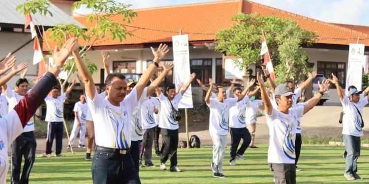 Sekda Dewa Indra Senam Bersama Pegawai Pemprov Untuk Peringati Hari Bhakti Pekerjaan Umum Ke-77