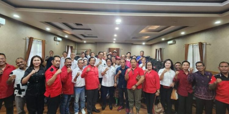 Kader PDI Perjuangan Tabanan foto bareng Giri Prasta dukung GP Bali 1 Hoax. Tidak ada Pembahasan GP Bali 1, Tetap Koster 2 Periode