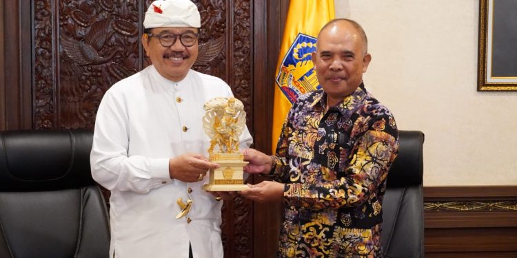 Wagub Cok Ace Tandatangani MoU Bidang Pariwisata dengan Kabupaten Berau