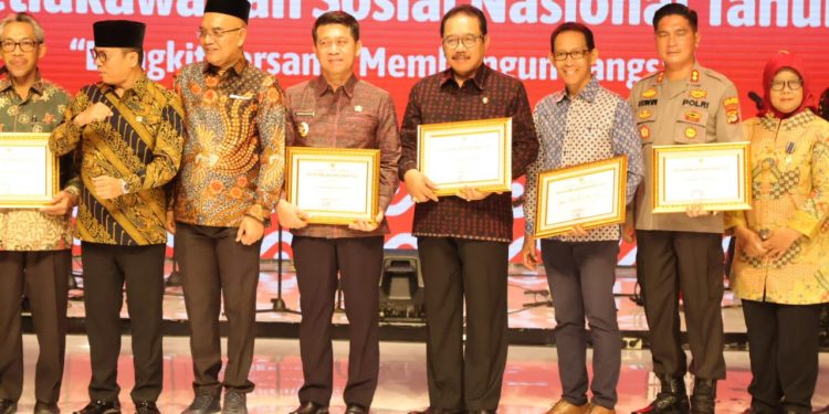 Peringati HDI & HKSN, Gubernur Koster Terima Penghargaan Dedikasi Dalam Pengabdian Sosial & Kemanusiaan