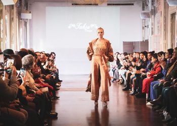 Wastra Bali Go International, Dekranasda Bali Sukses Gelar Fashion Show di Paris