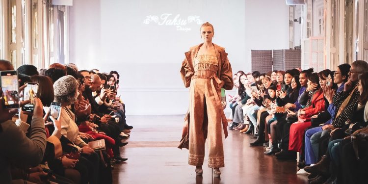 Wastra Bali Go International, Dekranasda Bali Sukses Gelar Fashion Show di Paris