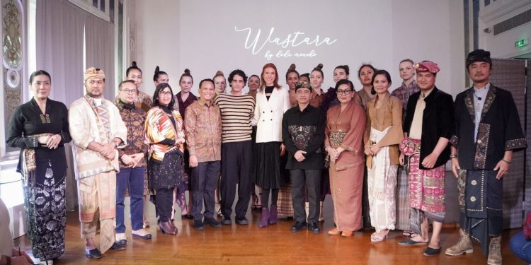 Dior Puji Busana Kain Endek Karya Desainer Muda Bali