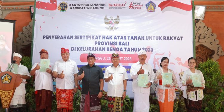 Gubernur Bali, Wayan Koster Tuntaskan Konflik Pertanahan 93 Tahun di Banjar Mumbul, Badung