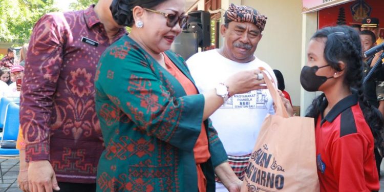 Puji Kesbangpol Bali, Bunda Putri Koster Ajak Masyrakat Lebih Peduli