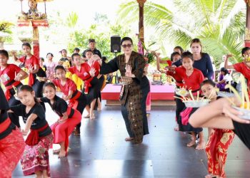 Kunjungi Yayasan Bali Kuna Santi, Ny. Putri Koster Semangati Anak-Anak Dalam Berkesenian
