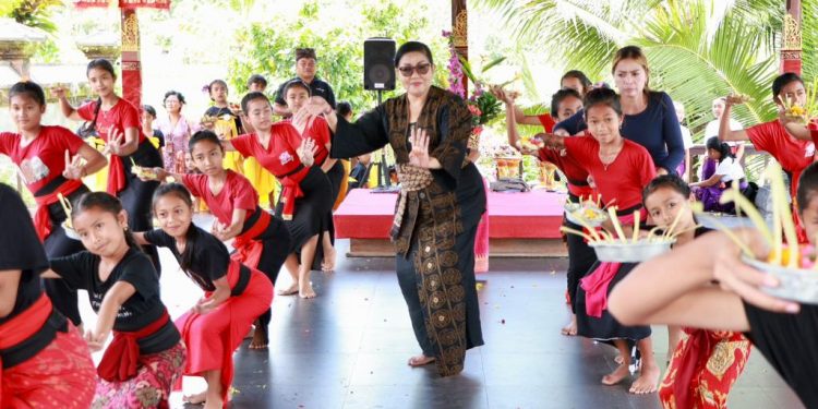 Kunjungi Yayasan Bali Kuna Santi, Ny. Putri Koster Semangati Anak-Anak Dalam Berkesenian
