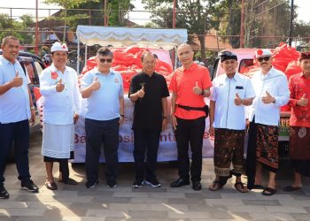 Gubernur Wayan Koster Serahkan Seribu Paket Sembako di Bangli