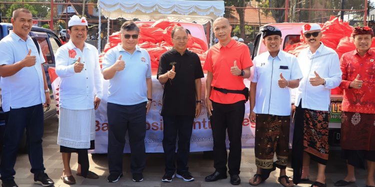 Gubernur Wayan Koster Serahkan Seribu Paket Sembako di Bangli