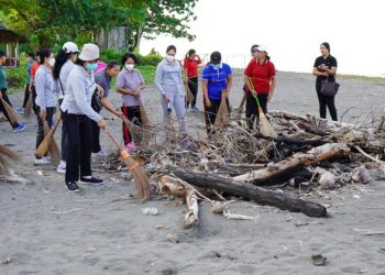 Jaga Ekosistem, TP PKK Jembrana Bersih-Bersih Sampah Plastik di Pantai Perancak