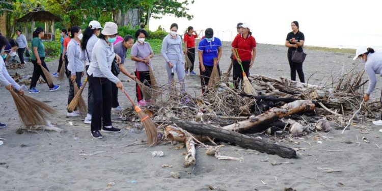 Jaga Ekosistem, TP PKK Jembrana Bersih-Bersih Sampah Plastik di Pantai Perancak