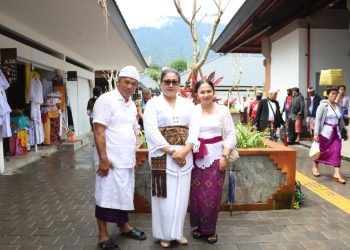 Peninjauan Ny. Putri Koster ke Kios Pedagang Manik Mas Besakih