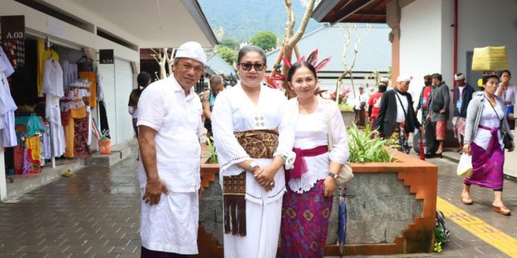 Peninjauan Ny. Putri Koster ke Kios Pedagang Manik Mas Besakih