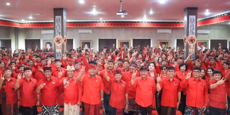 Pengurus DPD, DPC, PAC PDI Perjuangan dan Petugas Partai di Walikota/Bupati, DPRD Provinsi/Kota/Kabupaten Se-Bali Dukung Wayan Koster 2 Periode Gubernur Bali