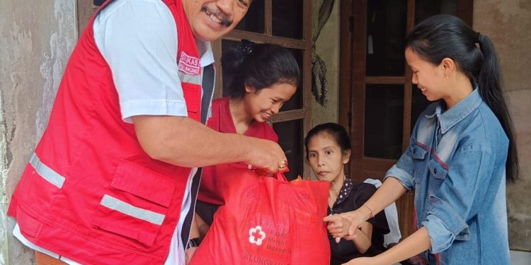 Penyerahan Bantuan PMI Kepada Penyandang Disabilitas Oleh Wagub Kasta