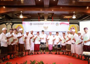 Gubernur Wayan Koster Bersama Kakanwil BPN Bali Serahkan Sertifikat Hak Atas Tanah 21,8 Are ke Warga Desa Adat Tuban, Badung