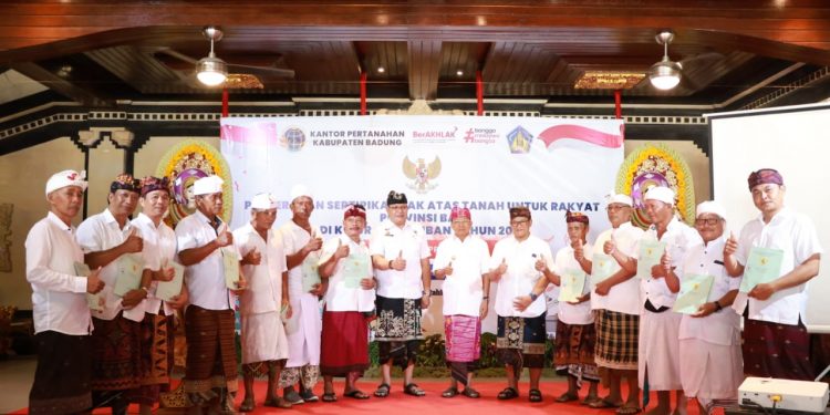 Gubernur Wayan Koster Bersama Kakanwil BPN Bali Serahkan Sertifikat Hak Atas Tanah 21,8 Are ke Warga Desa Adat Tuban, Badung