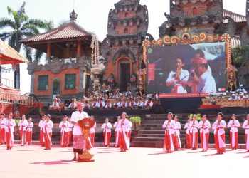 Gubernur Wayan Koster Buka Pawai Budaya Serangkain Hari Jadi ke-252 Kota Gianyar