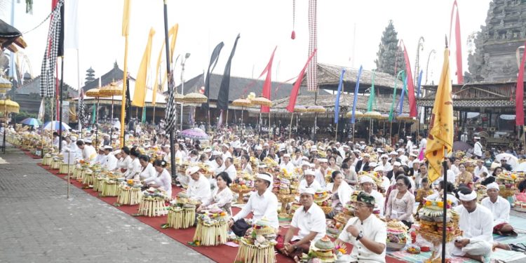 Hadiri Penyineban Ngusaba Purnama Kedasa Pura Ulun Danu Batur, Wagub Cok Ace Ajak Krama Bali Mulat Sarira dan Tetap Jaga Persatuan