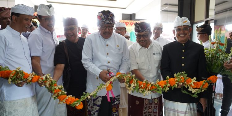 Hadiri Pamelaspasan dan Peresmian Gedung Baru, Wagub Cok Ace Harapkan Pelayanan BPD Bali Cabang Seririt Makin Bermutu