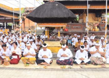 Wabup Jembrana Hadiri Upacara Penyineban di Pura Luhur Dang Kahyangan Rambut Siwi
