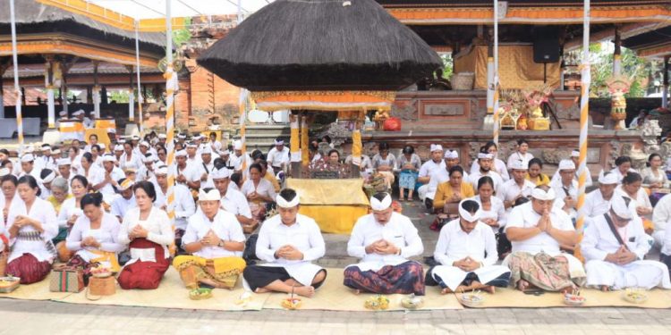Wabup Jembrana Hadiri Upacara Penyineban di Pura Luhur Dang Kahyangan Rambut Siwi