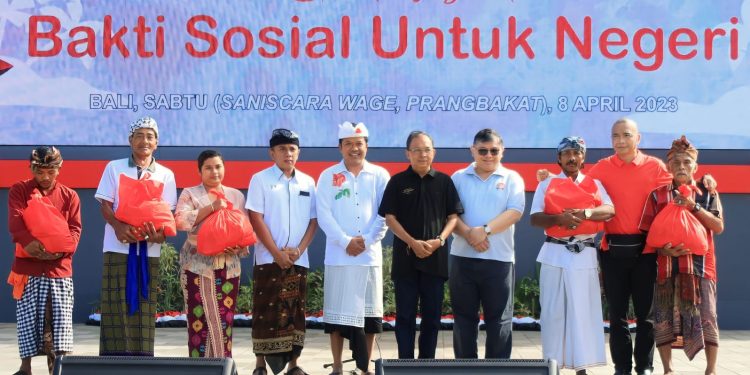 Setelah Membagikan Sembako di Bangli, Gubernur Koster  Lanjut Bagikan Sembako di Karangasem  Bersama Yayasan Karya Bhakti Adyaksa