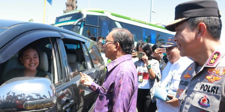 Tinjau Pos Terpadu Mudik Lebaran 2023 di Gilimanuk, Gubernur Koster Kerahkan Dishub Bali Dukung Personil Gabungan Layani Pemudik