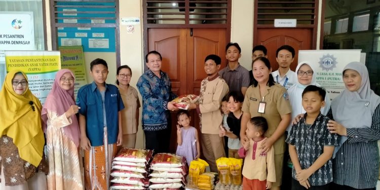 Peringati Hari Otonomi Daerah, Dinsos P3A Bali Serahkan Bantuan ke LKSA di Bali