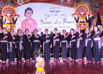 Ny. Putri Koster Ketua (PAKIS) MDA Provinsi Bali di Acara Tresna Lan Punia di Karangasem