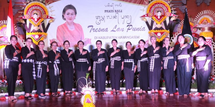 Ny. Putri Koster Ketua (PAKIS) MDA Provinsi Bali di Acara Tresna Lan Punia di Karangasem