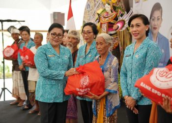 Ketua TP PKK Provinsi Bali, Ny. Putri Koster dalam Acara Pasar Rakyat “Berbelanja dan Berbagi” di Kabupaten Gianyar