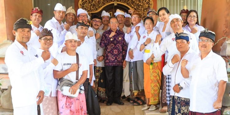 Gubernur Bali Wayan Koster Menerima Audiensi Ketua Umum (Puskor Hindunesia) Didampingi Kepala (PMA) Bali Gusti Agung Ketut Kartika Jaya Seputra