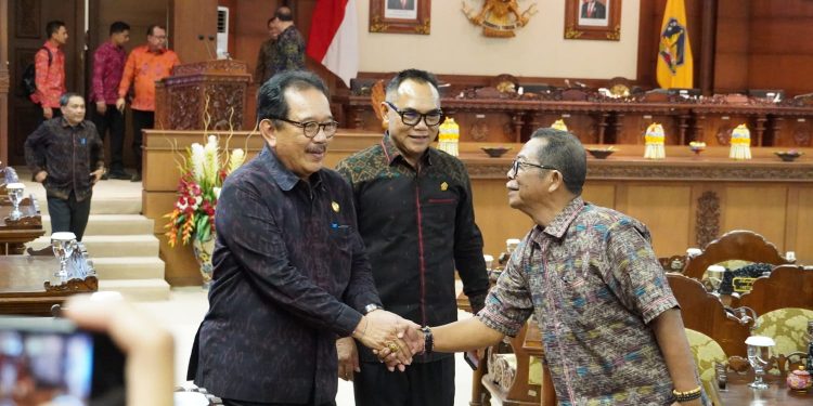 Eksekutif dan Legislatif Provinsi Bali Saling Dukung Pembahasan Raperda Pada Sidang yang Dihadiri Wagub Cok Ace