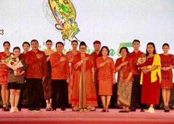 Hadiri Fashion Show Semarapura Festival ke-5, Ny. Putri Koster Minta Pedagang Jual Kain Tenun Produksi Penenun Klungkung