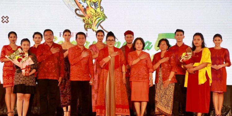 Hadiri Fashion Show Semarapura Festival ke-5, Ny. Putri Koster Minta Pedagang Jual Kain Tenun Produksi Penenun Klungkung