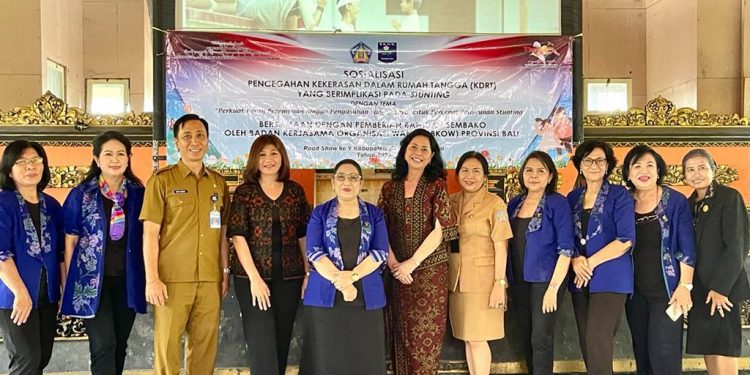 Ketua Umum BKOW Provinsi Bali, Ny. Tjok. Putri Hariyani Ardhana Sukawati Buka Sosialisasi Pencegahan KDRT yang Berimplikasi Pada Stunting